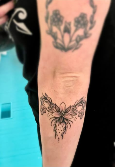 Abstract Uterus Tattoo, Flower Uterus Tattoo, Uterus Tattoo Ideas, Floral Uterus Tattoo, Fertility Tattoos For Women, Endo Tattoo, Flower Uterus, Vibe Tattoos, Uterus Tattoo