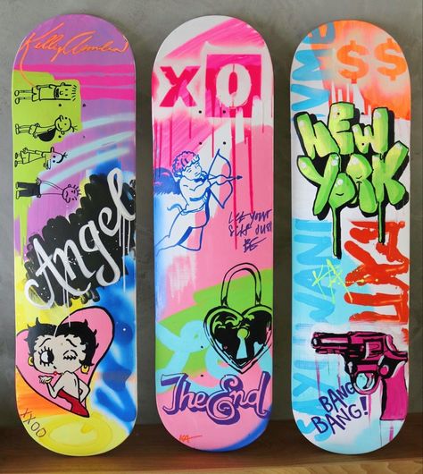 Skateboard art Y2k Skateboard Design, Skateboard Art Wall, Skateboard Decor Ideas Wall Art, Skateboard Wall Art Decor, Skateboard Graffiti Art, Skate Board Paintings, Skate Board Wall Art, Skateboard Art Aesthetic, Painted Skateboard Wall Art