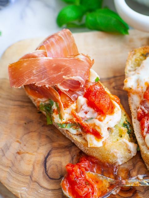 Burrata Bruschetta Recipe, Burrata Bruschetta, Prosciutto Burrata, Bruschetta Appetizer, Grill Sandwich, Bruschetta Toppings, Tomato Bruschetta, Bruschetta Recipe, Simple Meals