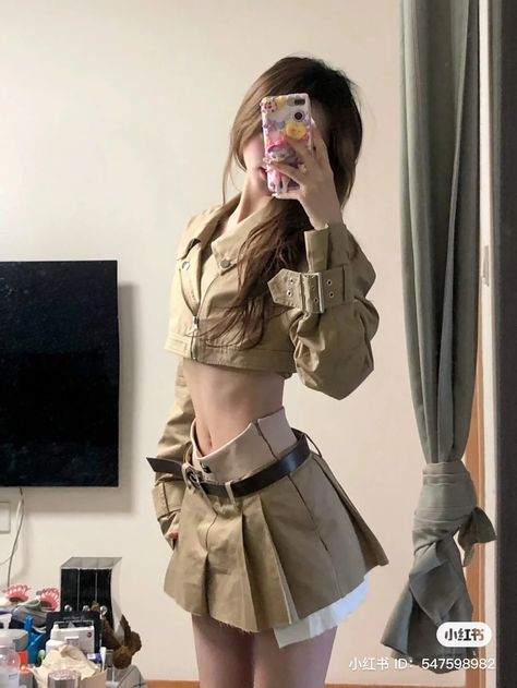 Brown Denim Skirt, Brown Denim, Retro Streetwear, Miniskirt Outfits, Body Inspiration, Mode Inspo, 가을 패션, Really Cute Outfits, Edgy Outfits