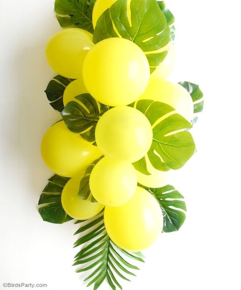 DIY Balloon & Fronds Tropical Party Centerpiece - BirdsParty.com Centerpiece Garland, Party Centerpieces Diy, Diy Ballon, Easy Table, Lion King Party, Party Fotos, Party Table Centerpieces, Lion King Birthday, Jungle Theme Birthday