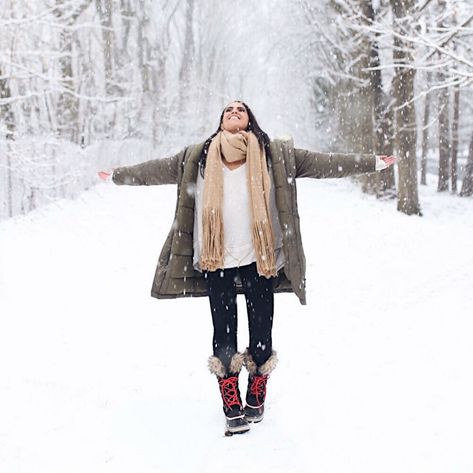 Blogger Sarah Lindner of the house of sequins wearing the best boots for the snow. Sorel Joan of Arctic snow boots and topshop Monty Faux Fur Trim Hooded Long Parka Joan Of Arc Boots Outfit, Sorel Joan Of Arctic Boots Outfit, Joan Of Arctic Boots Outfit, Sorel Boots Outfit, Long Green Coat, Snow Boots Winter, Black Boots Outfit, Sorel Joan Of Arctic, Sorel Joan