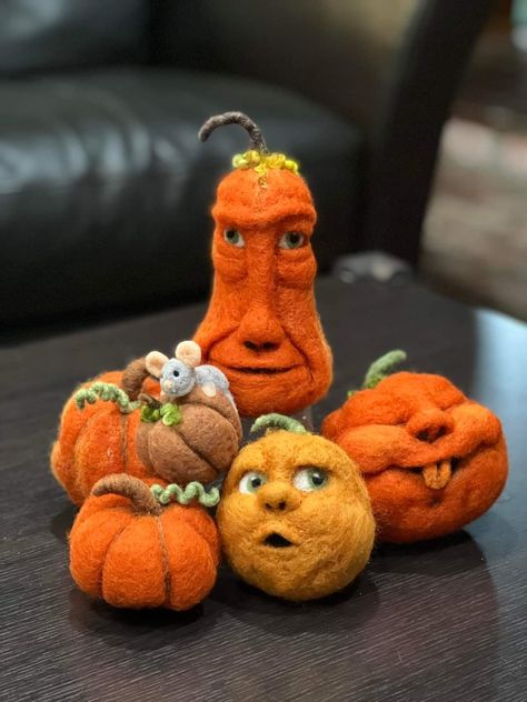 Needle Felt Fall Ideas, Needle Felted Pumpkins With Faces, Needle Felted Pumpkins, Needle Felt Halloween, Needle Felting Halloween, Felt Jack O Lantern, Felt Halloween Ornaments, Felted Pumpkins, Halloween Felt Crafts