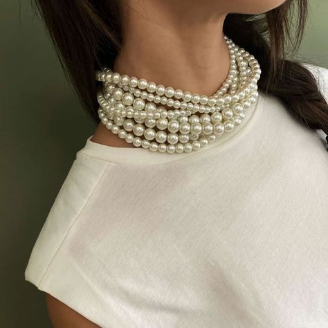 ⚪️A jaw-dropping multi-layered pearl choker necklace for the prima donna in you! #pearlsnecklace #pearlchoker #extravagant #luxuryjewelry #handmadejewelry #anangelshug Pearl Choker Outfit, Pearl Necklace Outfit, Choker Outfit, Choker Necklace Handmade, Chunky Pearl Necklace, Pearl Necklace Choker, Layered Pearl Necklace, Extraordinary Jewelry, Necklace Luxury