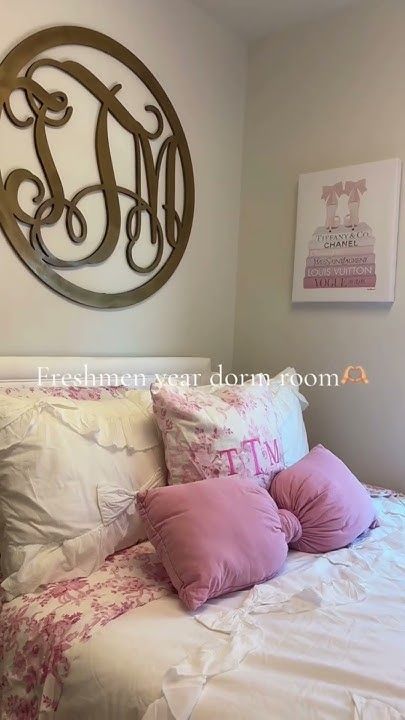 LoveShackFancy Dorm Inspo Love Shack Fancy Dorm, Love Shack Fancy Bedroom, Pottery Barn Dorm, Fancy Bedroom, Dorm Inspo, Dorm Room Ideas, Love Shack Fancy, Preppy Room Decor, Preppy Room