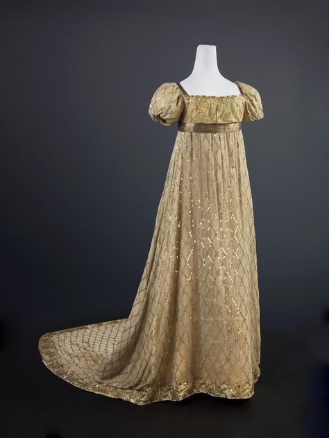 Rate the Dress: Court-worthy gold - The Dreamstress Cloth Of Gold, Dress Creator, Walking Dress, Regency Gown, Regency Era Fashion, 1800s Fashion, Court Dresses, Regency Dress, Regency Fashion