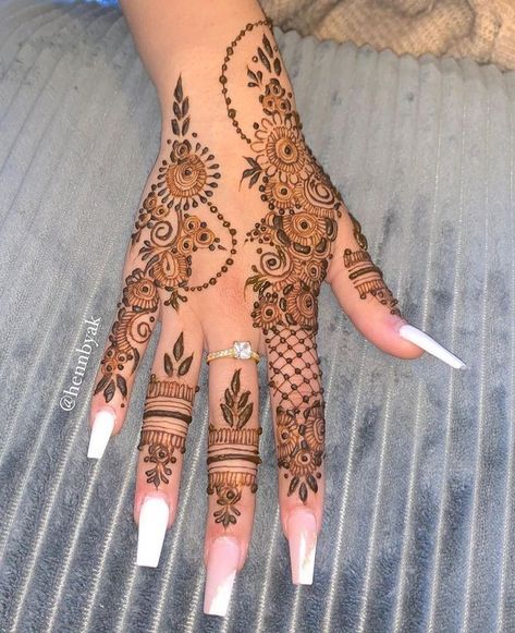 Palm Henna Designs, Party Henna, Henna Designs Back, Henna Flower Designs, Cute Henna Designs, Palm Mehndi Design, Arabic Henna Designs, Henna Inspired Tattoos, Cute Henna