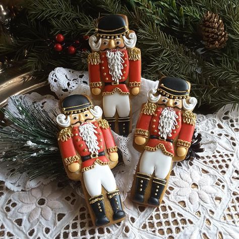 Nutcracker ornaments Nutcracker Gingerbread, Gingerbread Cookies Decorated, Cookies Holiday, Christmas Nutcrackers, Winter Cookie, Ornament Cookies, Xmas Cookies, Fancy Cookies, Christmas Cookies Decorated