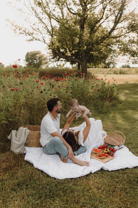 Family Photo Inspo Summer, Family Pictures Picnic, Pic Nic Photoshoot Aesthetic, Rose Garden Family Photoshoot, First Birthday Picnic Photoshoot, Cottagecore Family Photoshoot, Picnic Newborn Photoshoot, Family Photo Picnic, Pregnancy Picnic Photoshoot