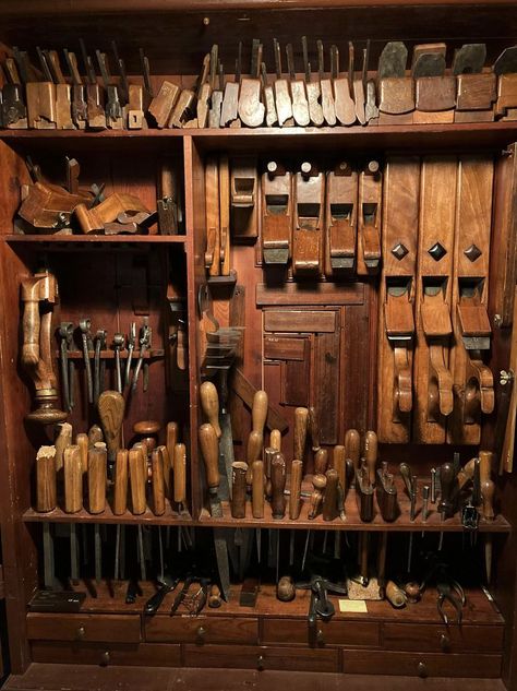 Timber Frame Workshop, Wood Working Shop Ideas Workshop, Vintage Tool Display, Wood Workshop Aesthetic, Wood Working Aesthetic, Woodwork Aesthetic, Antique Tool Display, Carpentry Aesthetic, Woodworking Aesthetic