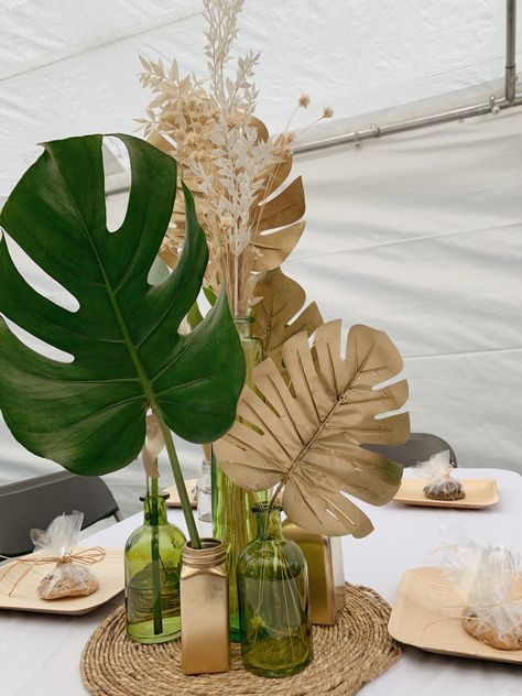 Safari Jungle Centerpieces, Safari Theme Party Table Settings, Boho Tropical Birthday Party, Tropical Themed Party Decorations, Safari Center Piece Ideas, Safari Themed Bridal Shower Ideas, Plant Theme Party Decorations, Safari Floral Centerpieces, Boho Jungle Party