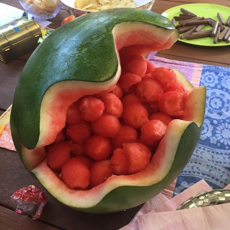 A beautiful carved watermelon, the balls shaped with a half-round measuring spoon. The kids could grab a ball with ease. Disappeared in seconds! Wedding Watermelon Carving, Carved Watermelon Ideas, Fruit Boats, Watermelon Carving Ideas, Watermelon Carving Graduation, Watermelon Carving Wedding, Watermelon Sculpture, Watermelon Shapes, Watermelon Carving Easy