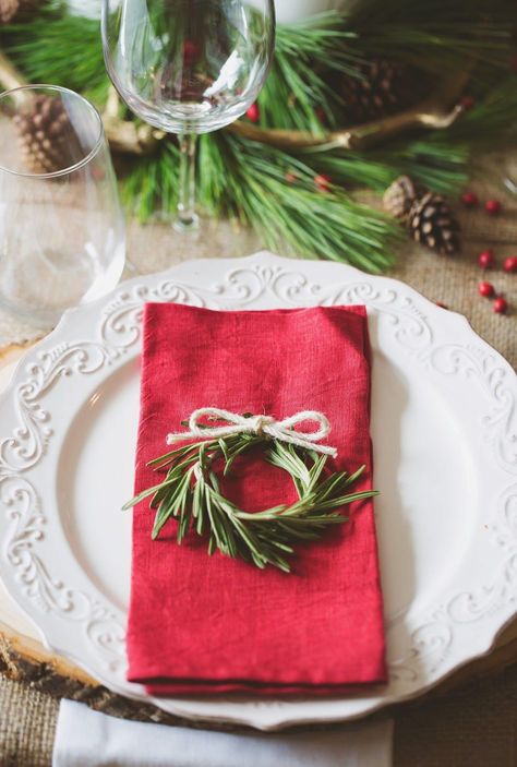 Christmas Decor Table Setting, Rosemary Table Setting, Green And Red Christmas Table Decor, Easy Christmas Place Settings, Christmas Table Diy Decorations, Christmas Theme Table Ideas, Christmas Table Wreaths, Mid Winter Christmas Party, Easy Christmas Table Settings Ideas