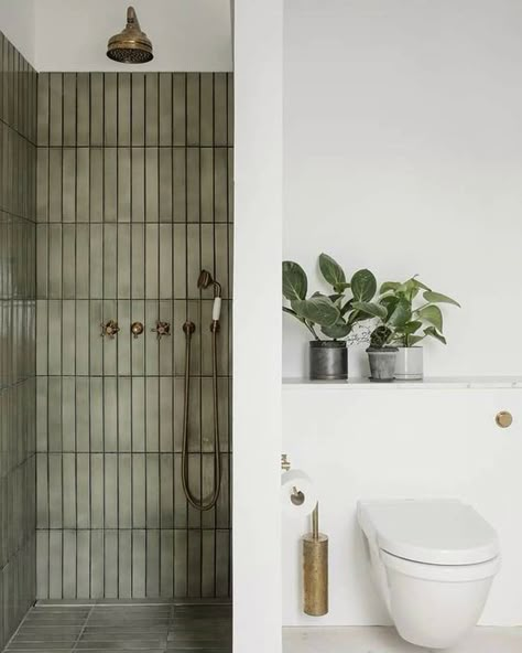 Green Shower Tile, تصميم دورة مياه, Panelling Hallway, Bilik Air, Backyard Oasis Ideas, Bad Inspiration, Small Hallway, Modern Hallway, Downstairs Bathroom