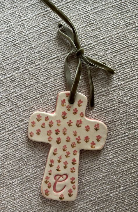 Cross Clay Ideas, Christian Pottery Ideas, Christian Clay Projects, Christian Ceramic Ideas, Air Dry Clay Cross, Clay Crosses Diy, Christian Sewing Projects, Diy Christian Christmas Gifts, Clay Present Ideas