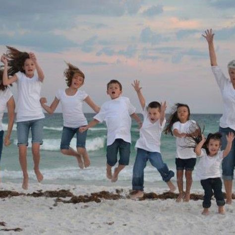 Destin, FL beach portrait! Large Group Photoshoot, Fun Beach Pictures, Beach Shoot Ideas, Beach Photoshoot Family, Cousin Pictures, Kid Picture, Spring Family Pictures, Beach Family Photography, Beach Picture Ideas