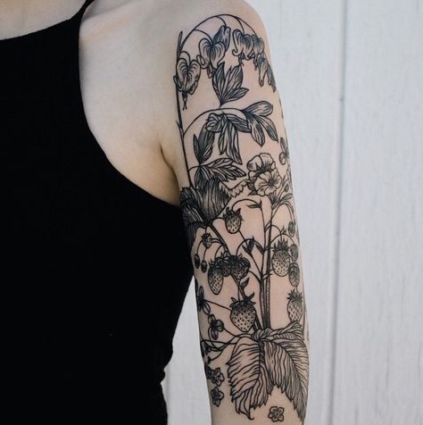 Floral tattoo Natur Tattoo Arm, Botanisches Tattoo, Strawberry Tattoo, Clover Tattoo, Mother Nature Tattoos, Nature Tattoo Sleeve, Clover Tattoos, Tattoo Sleeves, Plant Tattoo