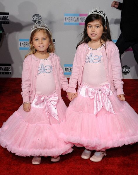 Sophie Grace And Rosie Costume, Sophie Grace And Rosie, Sofia Grace And Rosie Costume, Iconic Duos Girls, Sophia Grace And Rosie Costume, Famous Duos Spirit Week, Iconic Celebrity Duos, Sofia Grace And Rosie, Dress Up As A Celebrity Costume Ideas