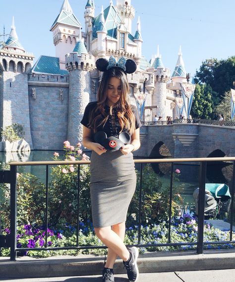 20 weeks pregnant at Disneyland Disneyland Maternity Photoshoot, Disney Pregnant Outfit, Pregnant Disney Outfit, Disney Baby Announcement, Disney Pregnancy Announcement, Pregnacy Fashion, Disney Maternity, Disneyland Photography, Disney Outfits Women