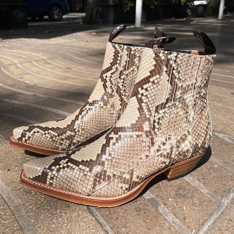 Cuando te pruebes estos botines cowboy Sendra hechos enteramente con auténtica piel de serpiente pitón no vas a querer otros: super cómodos, estilosos y elegantes a la vez, combinan perfectamente lo mejor de la estética cowboy y la moda de las pasarelas top. Unos botínes únicos que podrás utilizar más de lo que te imaginas. #Sendra #SendraBoots #BotasSendra #cowboyboots #botinescowboy #cowboyankleboots #ankle boots #countryboots #westernfashion #madeinspain #highquality #handmadeboots Chelsea Boots Men Outfit, Botas Cowboy, Boots Men Outfit, Go West, Mens Cowboy, Mens Cowboy Boots, Chelsea Boots Men, Hype Shoes, Mens Shoes Boots