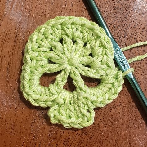 Crochet Skull Patterns, Granny Square Häkelanleitung, Crochet Rag Rug, Crochet Skull, Crochet Bedspread Pattern, Crochet Buttons, Crochet Cross, Quick Crochet, Crochet Instructions