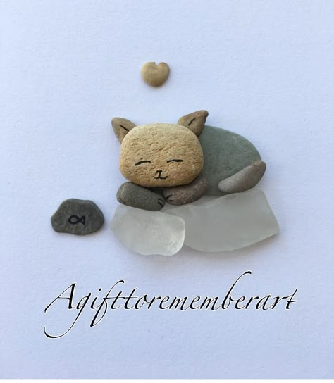 Stone Pictures Pebble Art, Pebble Art Family, Sleeping Kitten, Rock And Pebbles, Beach Glass Art, Pebble Pictures, Sea Glass Crafts, Beach Crafts, Stone Crafts