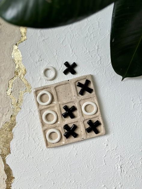 Tic Tac Toe Diy, Cork Sheet, Tic Tac Toe Board, Diy Air Dry Clay, Air Dry Clay Projects, Cerámica Ideas, Ceramic Workshop, Clay Crafts Air Dry, Pottery Crafts