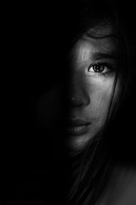 Chiaroscuro Photography, Chiaroscuro Lighting, Low Key Portraits, Light And Shadow Photography, Low Key Photography, Contrast Photography, Portrait Reference, Reference Board, Dark Portrait