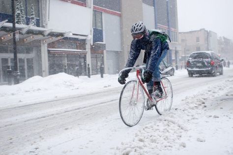 5 tips for riding your bicycle during the winter - Canadian Cycling Magazine Cycling Uphill, Winter Biking, Bike Courier, Cycling For Beginners, Urban Cycling, Winter Riding, Cycling Tips, Riding A Bike, Road Bike Women