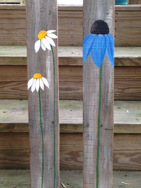 Reclaimed pallet board art Painted Fence Pickets, Painted Fence Boards, Painted Pallets For Outside, Old Fence Board Projects, Yard Art Crafts, Plank Art, Garden Fence Art, Wood Yard Art, Art Pole