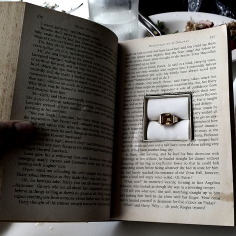 A gorgeous 21st present from my beautiful mum! - a Citrine & gold ring hidden in a Harry potter book! Diy Harry Potter Crafts, 21st Presents, Book Centerpieces, Harry Potter Christmas Tree, Creative Proposals, Unique Proposals, Book Proposal, Harry Potter Wedding, Insta Inspiration