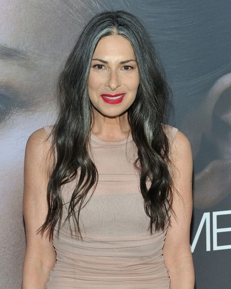 Celebrity Women With Gorgeous Gray Hair on the Red Carpet: Photos – SheKnows True Winter Hair, Grey Hair Celebrities, Women With Gray Hair, How To Go Gray, Going Gray Gracefully, 4b Hair, Gorgeous Gray Hair, Hair Flow, Natural Gray Hair