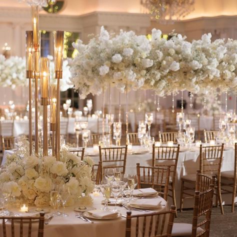 Wedding Elegant Classy Decoration, Ceiling Flowers Wedding, Wedding Decorations Indoor Elegant, Wedding Ideas Indoor, Royalty Wedding Theme, White And Gold Wedding Themes, Holland Aesthetic, Wedding Table Centerpieces Elegant, Royalty Wedding