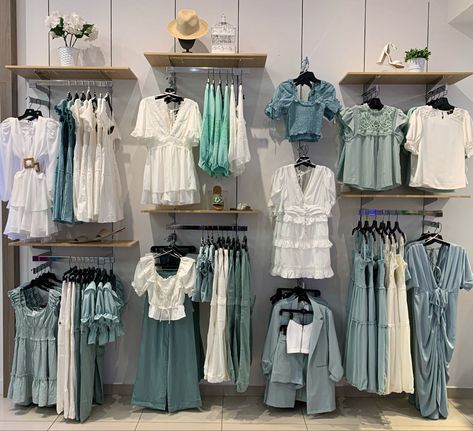 Retail Wall Display Ideas Clothing, 10x20 Boutique Booth Layout, Peg Board Clothing Display, Clothing Store Displays Women, Clothing Store Wall Design, Clothing Boutique Decor Ideas, Retail Clothing Display Ideas, Small Boutique Ideas Clothing Store Displays, Retail Wall Display Ideas