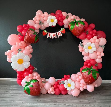 Berry 1st Birthday Party Balloons, Two Berry Sweet Birthday, Berry Sweet 2nd Birthday, Strawberry Party Decorations Diy, Strawberry Shortcake Balloon Arch, Berry Themed Birthday Party, Strawberry Shortcake 2nd Birthday Party, Strawberry 2nd Birthday Party, Strawberry And Daisy Birthday