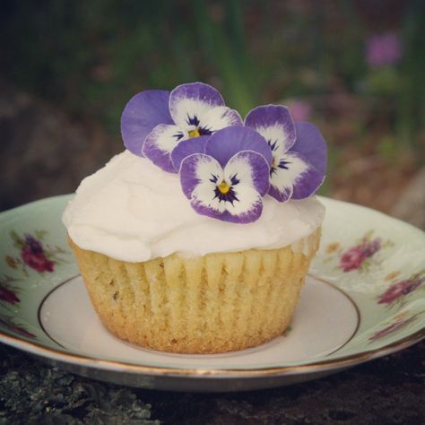 12 Things to Make With Dandelion Flowers - In this article, you'll learn 12 practical ways that you can use dandelion flowers to make things that are good and useful for you and your family. (1) Dandelion Oil (2) Dandelion Salve (3) Dandelion Vinegar (4) Traditional Dandelion Syrup (5) Dandelion Soaps (6) Dandelion Lotion Bars (7) Dandelion Tea (8) Dandelion Magnesium Lotion (9) Dandelion Tincture (10) Dandelion Infused Honey (11) Dandelion Cupcakes (12) Dandelion Bath Bombs Dandelion Lotion, Dandelion Tincture, Dandelion Syrup, Dandelion Salve, Dandelion Oil, Infused Honey, Dandelion Flowers, Herbal Remedies Recipes, Magnesium Lotion