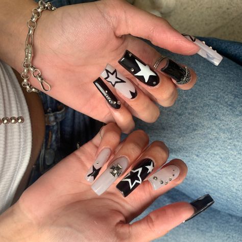 y2k star square black and white acrylic nails Star Bling Nails, Back To School Nails Y2k, Y2k Inspired Nails Acrylic, Y2k Inspired Nails Black, 2000 Nail Art Designs, Nails With Stars Design Y2k, Black Y2k Acrylic Nails, Star Nails Inspo Y2k, Star Nails Y2k Long