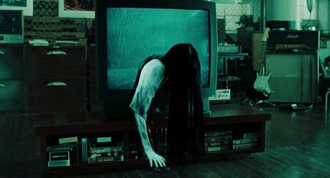 Crawling Out Of Tv, Best Horror Movies List, The Ring 2002, Scary Movie 3, Horror Movies List, Film Thriller, Netflix Horror, Pauley Perrette, The Hills Have Eyes