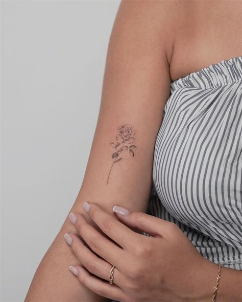 35 Tiny Tattoos Ideas For Women With Meaning - Flymeso Blog Visible Tattoos For Women, Tiny Tattoos Ideas, Inch Tattoo, Tattoos Ideas For Women, Leaf Nails, Interesting Tattoos, Tiny Tattoos For Women, Cool Shoulder Tattoos, Tato Minimal