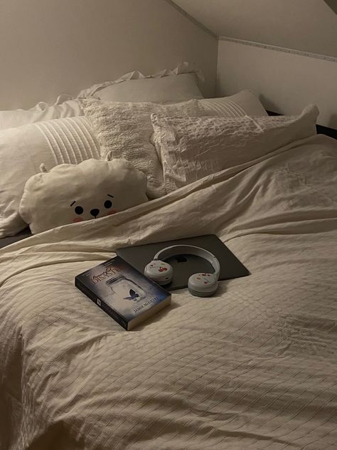 Aesthetic Bed With Plushies, Cute Bed Aesthetic, Bed With Plushies Aesthetic, Bed Asthetic Picture, Aesthetic Pillows On Bed, Bed Pillows Aesthetic, White Bed Sheets Aesthetic, Bedroom Aesthetic Kpop, Cute Bed Sheets Aesthetic