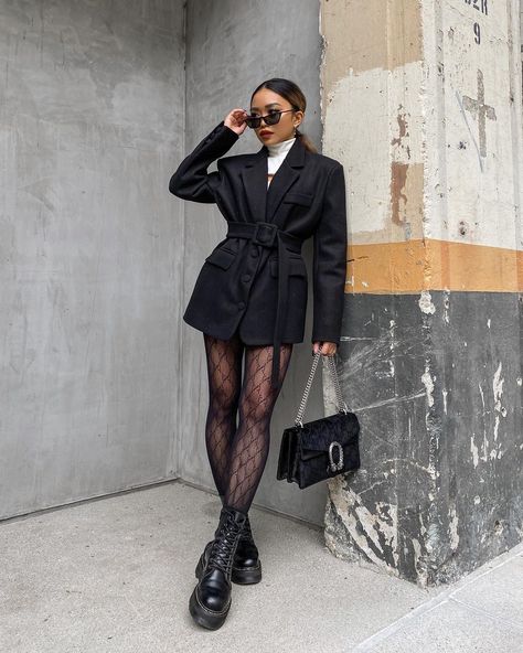 Korean Blazer Outfit, Blazer Outfits Street Style, Black Outfit Winter, Total Black Outfit, Outfit Bar, Sneaker Outfits Women, Style Moodboard, Effortlessly Chic Outfits, Eyes On The Prize