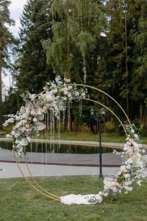 Circle Arch For Wedding Ceremony, Round Flower Backdrop, Half Wedding Arch, White Wedding Arch Ideas, Round Arch Decor, Round Wedding Arch Ideas, Flower Arches Wedding, Round Floral Arch, Round Backdrop Ideas