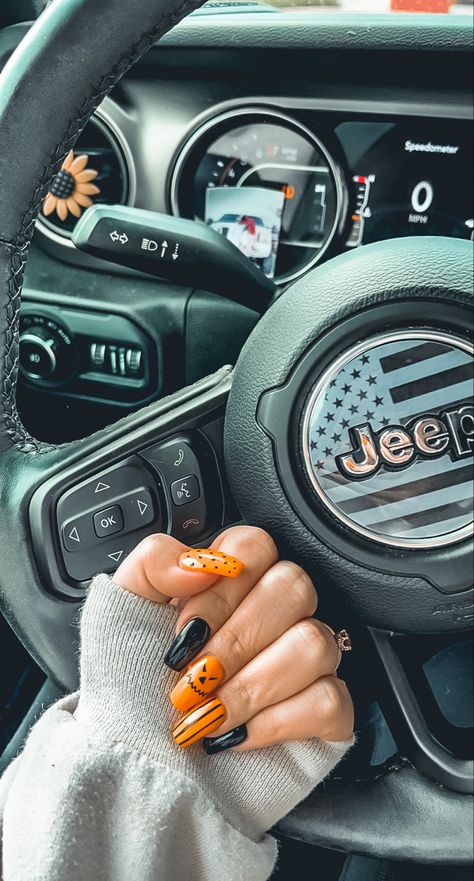 Black And Orange Pumpkin Nails, September Spooky Nails, Black Orange Halloween Nails, Simple Halloween Nails Orange, Orange Black Halloween Nails, Black And Orange Nails Halloween, Orange Black And White Nails, Orange Nails Halloween, Halloween Nails Orange And Black