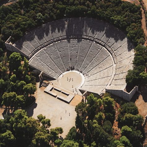 Theater Of Epidaurus, Ancient Theater, Ancient Greek Theatre, Classical Greece, Ancient Greek Art, Ancient Greek Architecture, Greek History, Art Antique, Greek Art