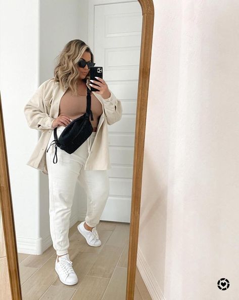 Linen Joggers Outfit, Jogger Outfit Ideas, What To Wear With Joggers, White Joggers Outfit, Denim Joggers Outfit, Shayna Moretti, Cargo Joggers Outfits, Jogger Outfit Casual, Jogger Pants Outfit Women