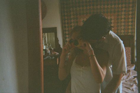 35mm film kodak disposable camera Film Photography Disposable, Couples Disposable Camera, Disposable Camera Photography Aesthetic, Disposable Camera Ideas, Film Pictures Aesthetic, Fujifilm Disposable Camera, Kodak Disposable Camera, Disposable Camera Photography, Disposable Camera Aesthetic