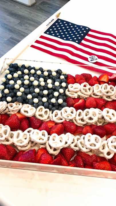 Forth Of July Fruit Platter, 4th Of July Fruit Tray Ideas, Fruit Flag, Fourth Of July Fruit Tray, 4th July Appetizers Food Ideas, Fourth Of July Camping Food, Fourth Of July Strawberries, Fourth Of July Fruit, Simple Fruit Charcuterie Board