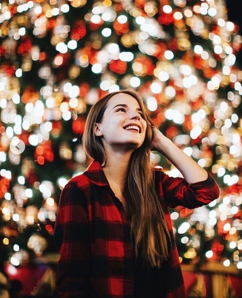 Outdoor Christmas Lights Photoshoot, Christmas Photoshoot Ideas Outdoor, Christmas Aesthetic Photoshoot, Christmas Photoshoot Outdoor, Outdoor Christmas Photoshoot Ideas, Christmas Lights Photoshoot, Lights Photoshoot, Christmas Light Photography, Christmas Fashion Photography