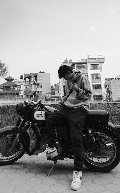 Bike Boy Aesthetic, Bike Poses For Boys, Bike Poses Men, Long Distance Relationship Pic Ideas, Bike Pose, Men Aesthetics, Fake Photo Sick, Mens Photoshoot, Bullet Bike Royal Enfield