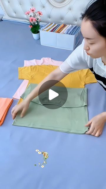 Folding Tshirts Drawer, Folding T Shirts For Drawers, Fold Tshirts Save Space, Pliage Tee Shirt, How To Fold Dresses, How To Fold Crop Tops, Tshirt Folding Hack, How To Fold Tshirts, Folding Tee Shirts